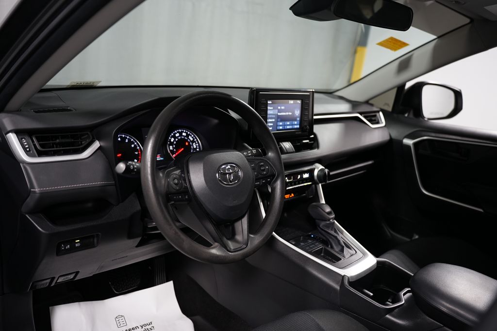 2022 Toyota RAV4 LE 11