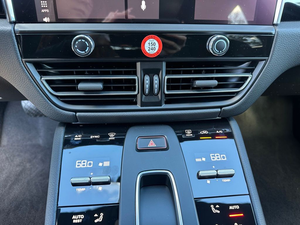 Thumbnail: 2026 Porsche Macan - 27