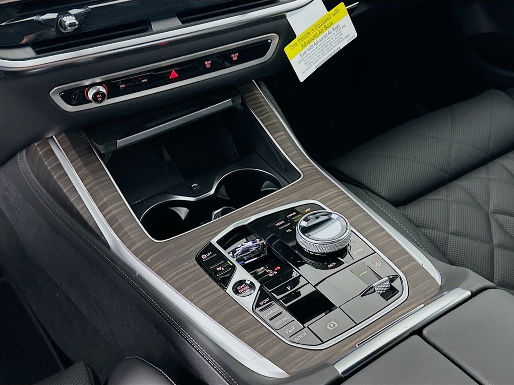 Thumbnail: 2026 BMW X7 - 15