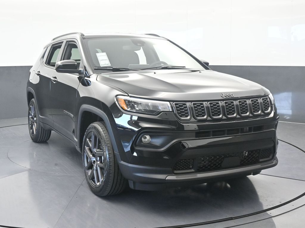 New 2026 diamond black crystal pearlcoat Jeep Latitude image 9