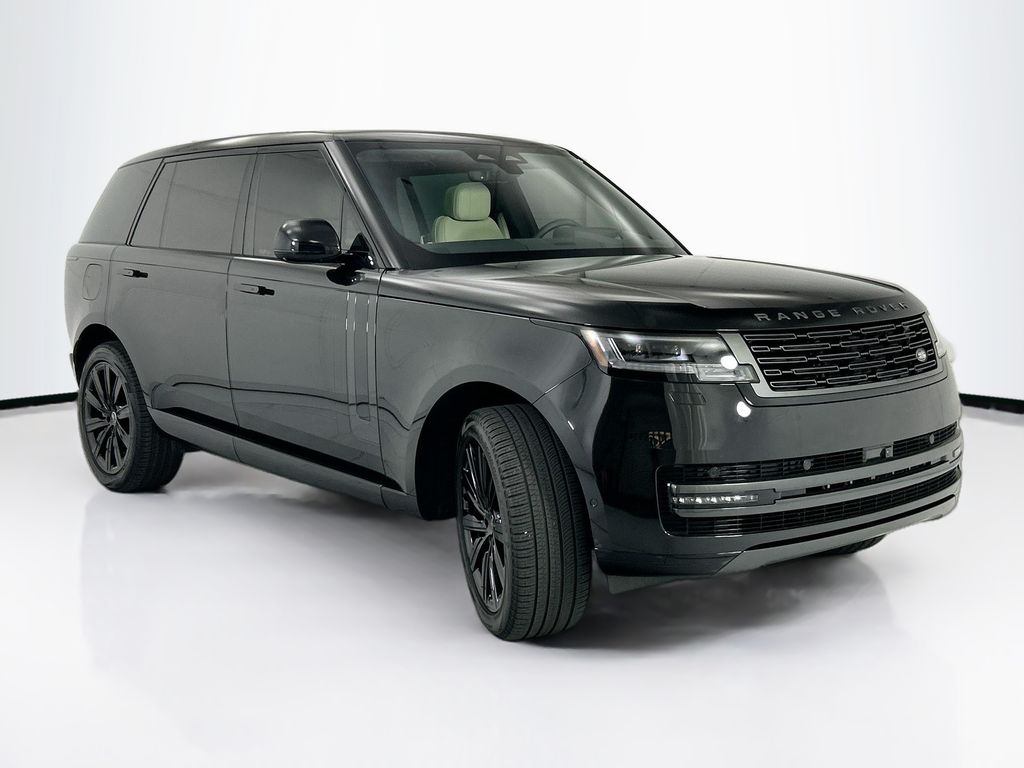 Used 2025  Land Rover SE image 3