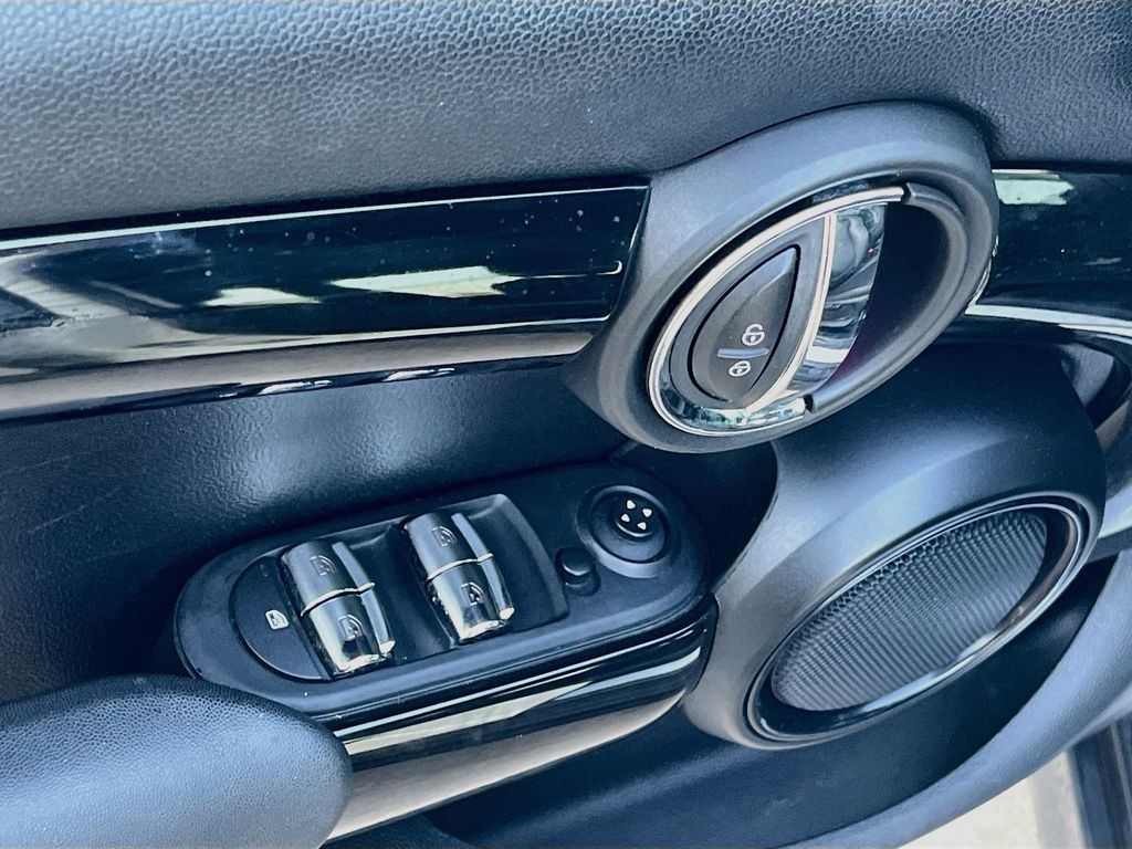 Used 2019 White MINI Classic image 17