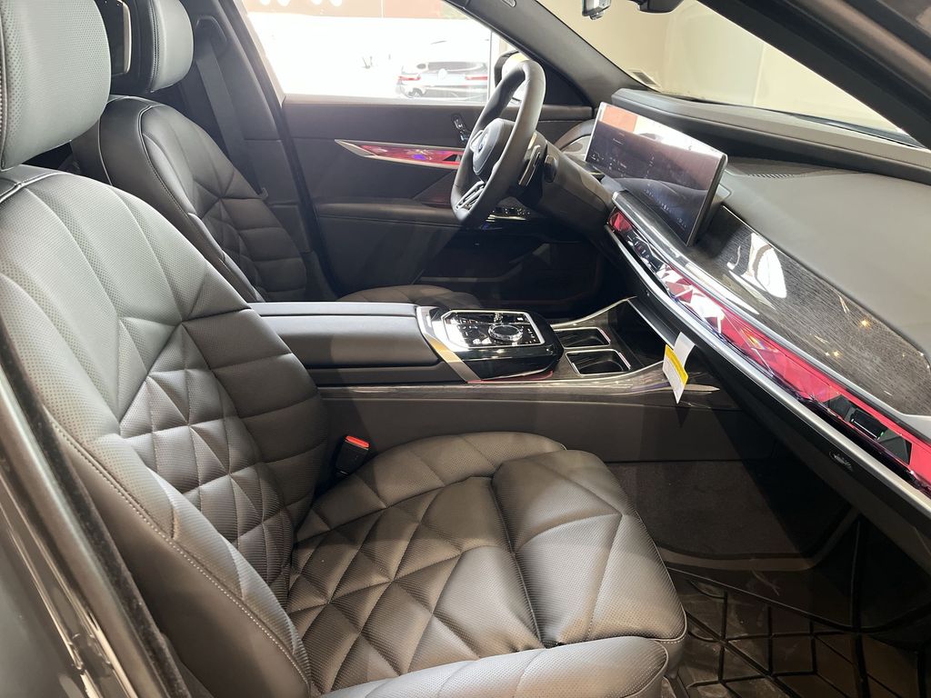 Thumbnail: 2026 BMW 7 Series - 16