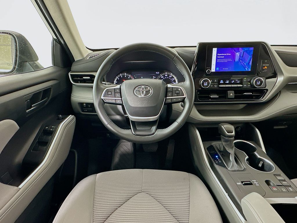 2024 Toyota Highlander LE 21