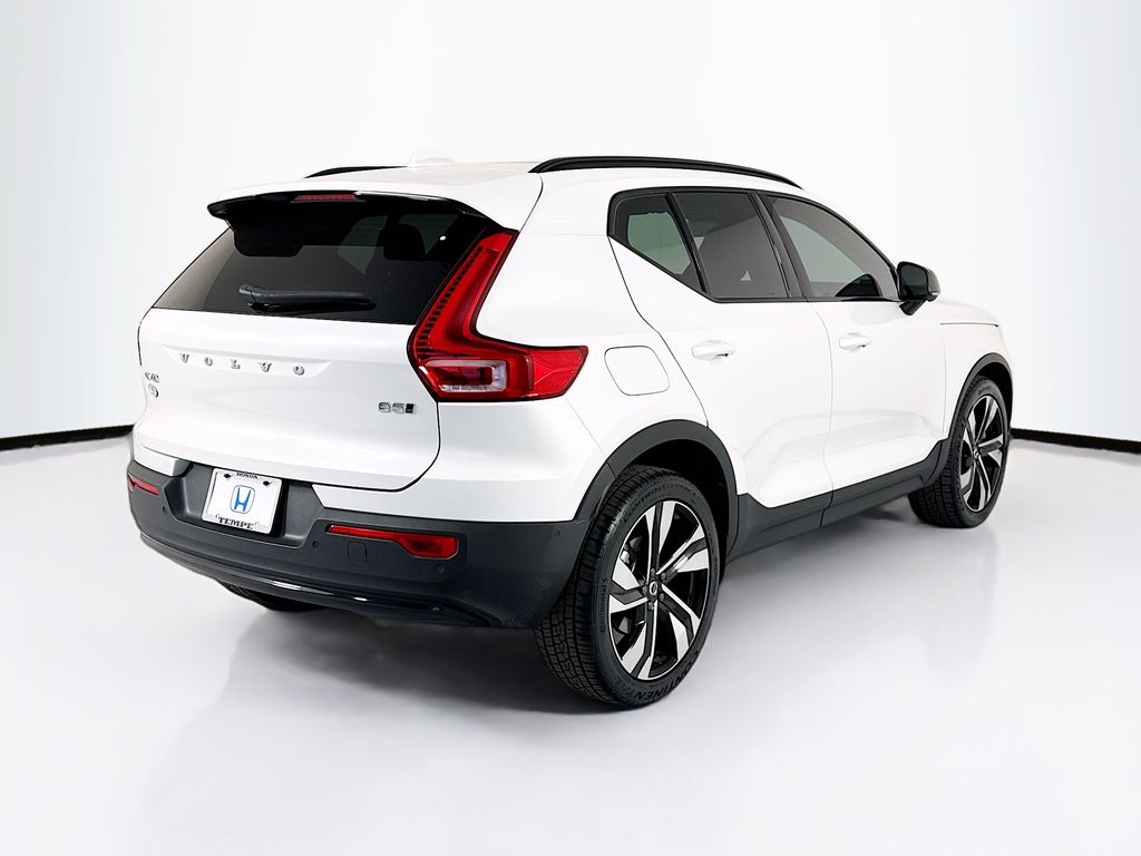 Thumbnail: 2023 Volvo XC40 - 5