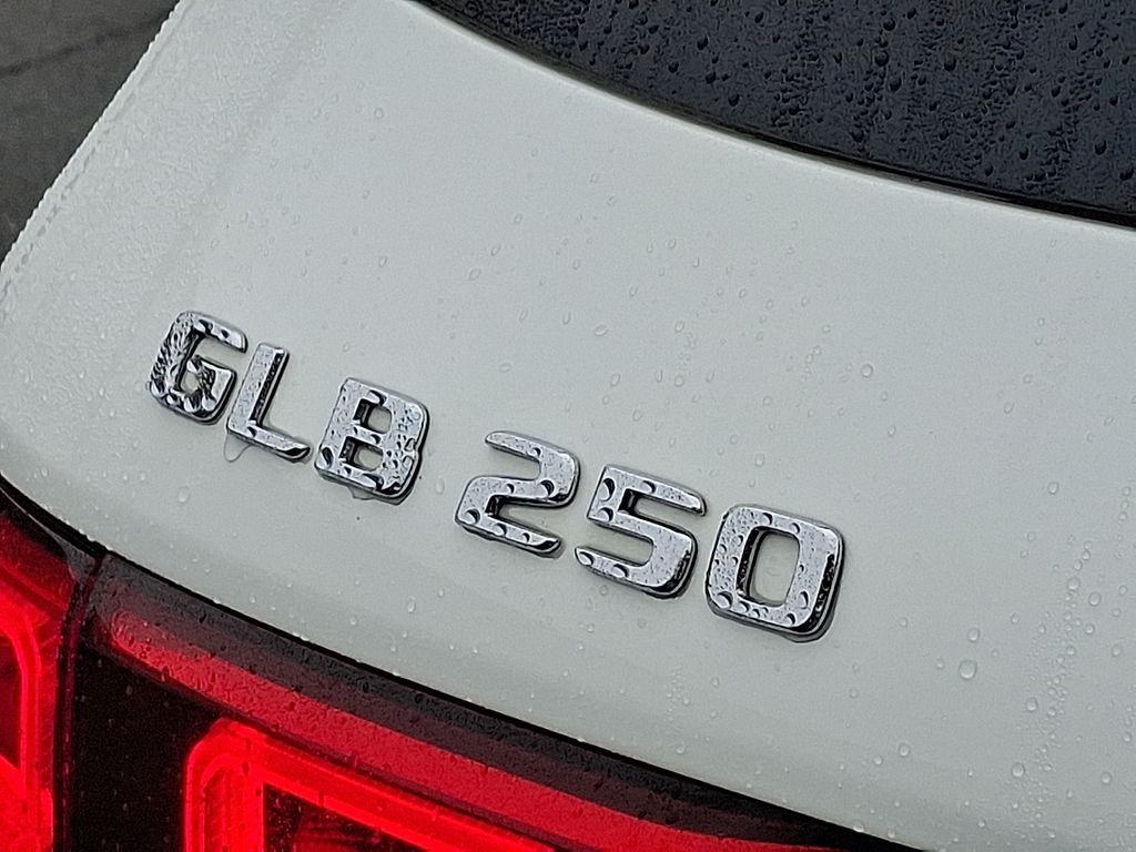 Thumbnail: 2022 Mercedes-Benz GLB - 30