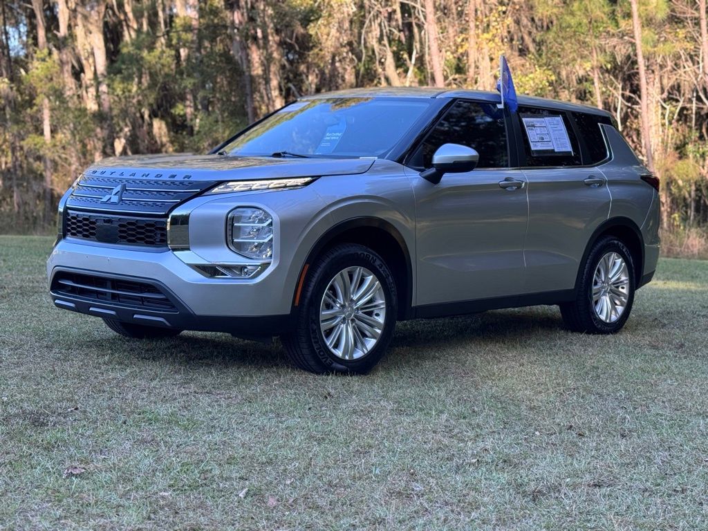 2022 Mitsubishi Outlander ES's photo