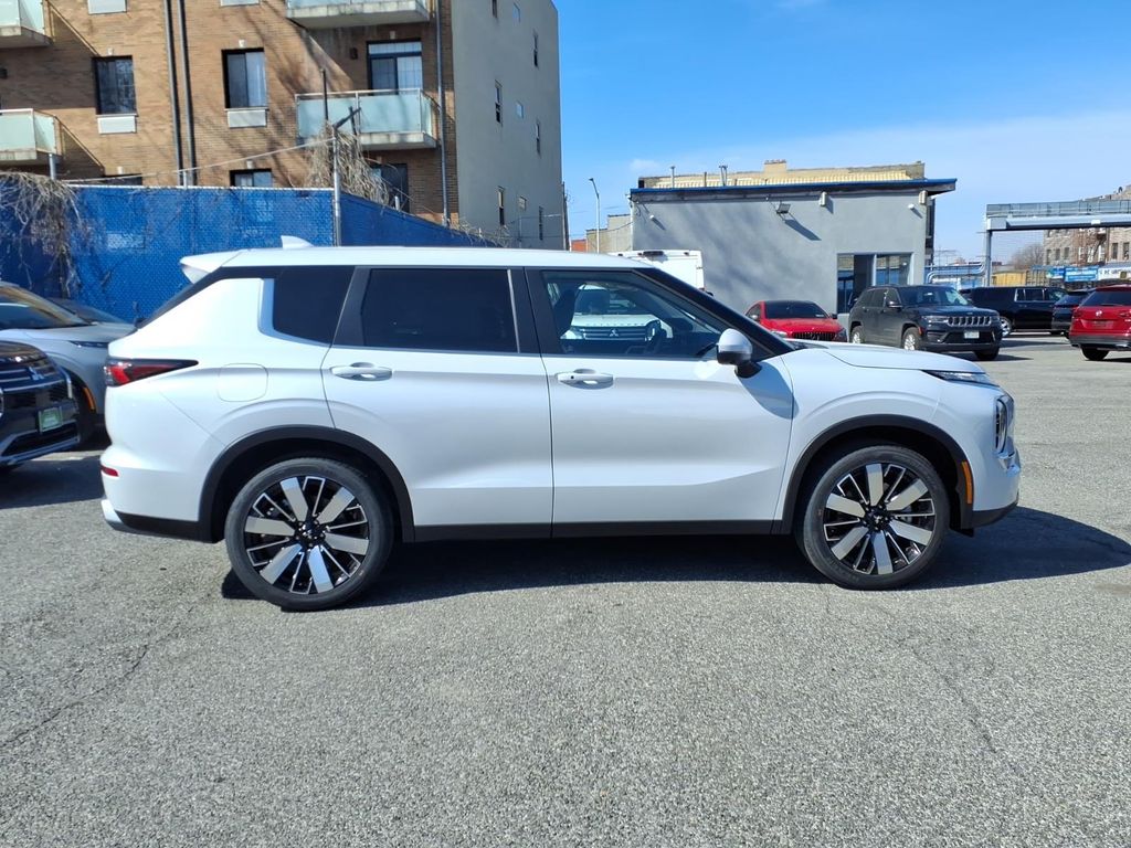 2026 Mitsubishi Outlander SE - Photo 8