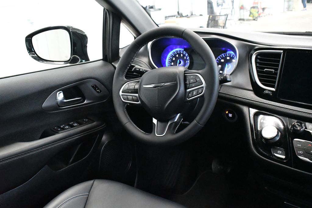 Used 2026 Black Chrysler Select image 29