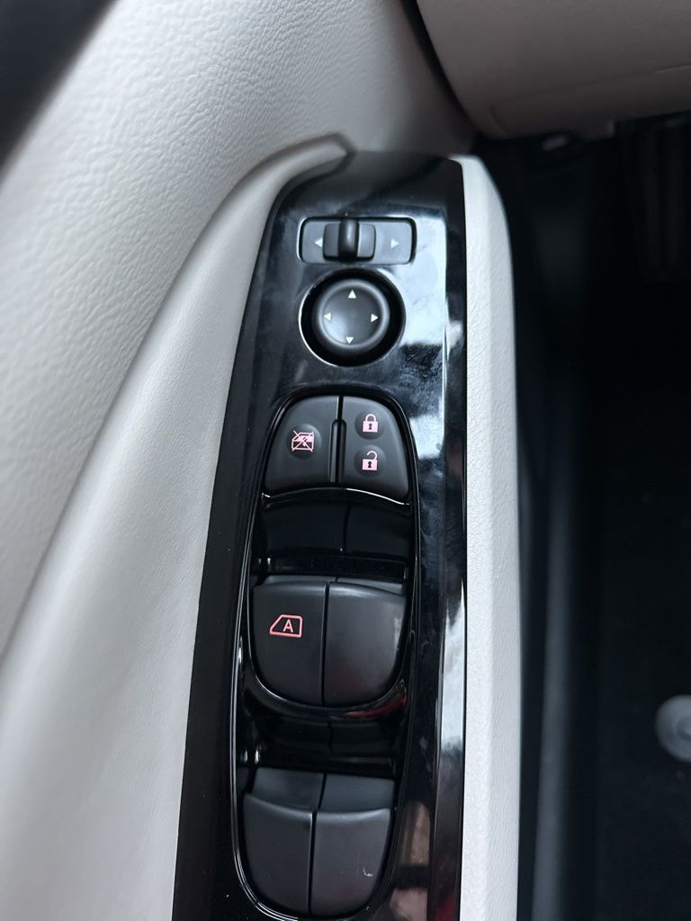 2025 Pearl White Tricoat Nissan Altima 2.5 SL FWD Sedan