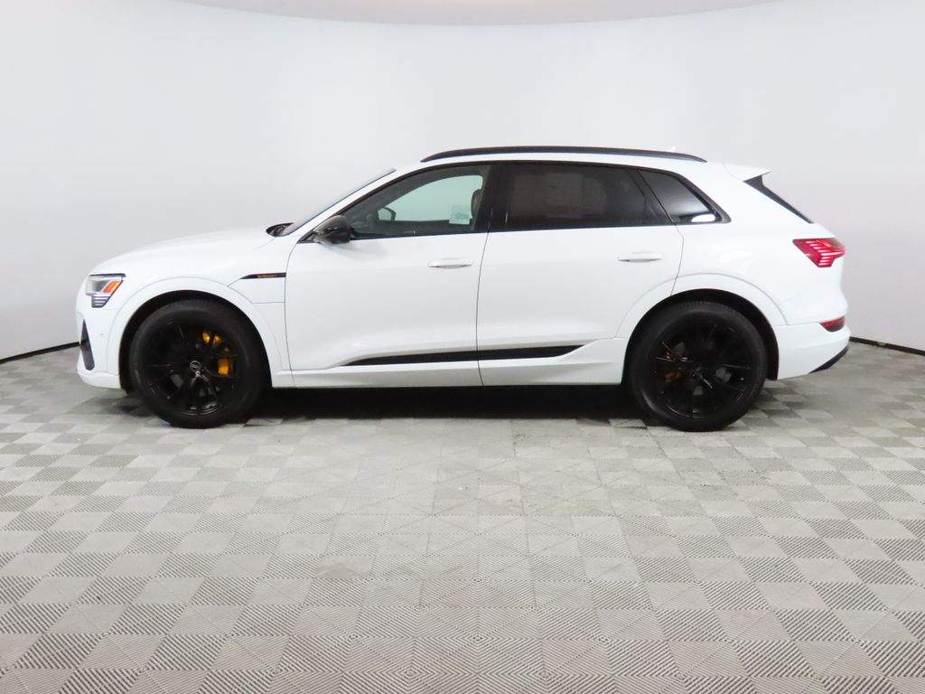 Thumbnail: 2022 Audi e-tron - 2