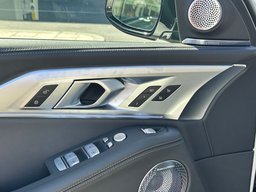 2025 BMW XM  12