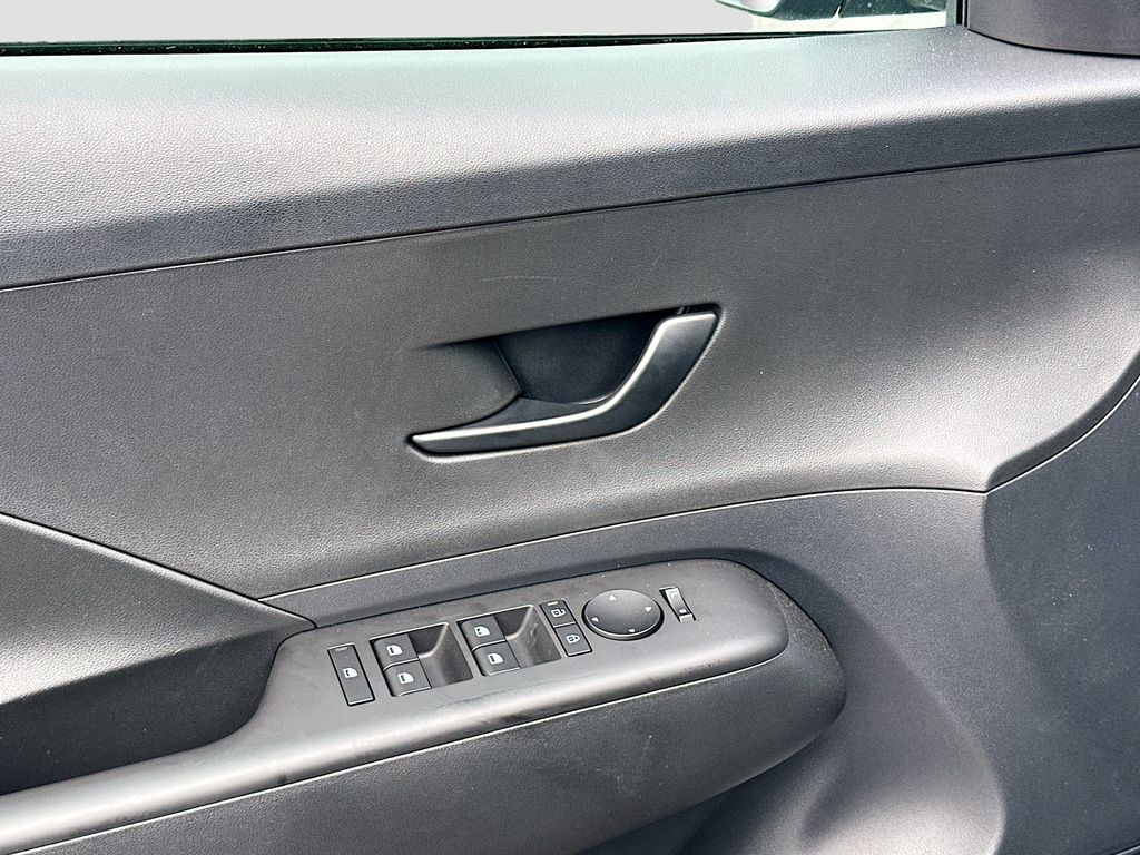 2025 Hyundai Kona SE 18