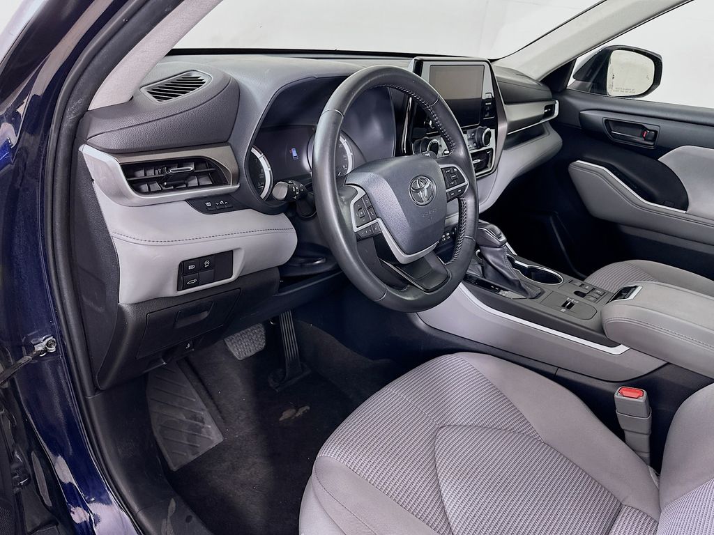 Thumbnail: 2023 Toyota Highlander - 9