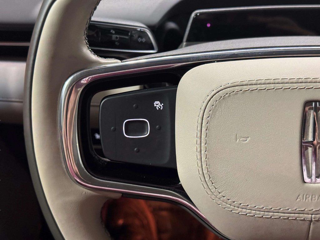 Certified Used 2024 White Platinum Metallic Tri-Coat Lincoln Reserve image 12