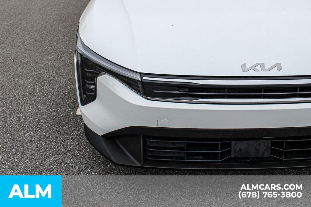 Used 2025 White Kia LXS image 12