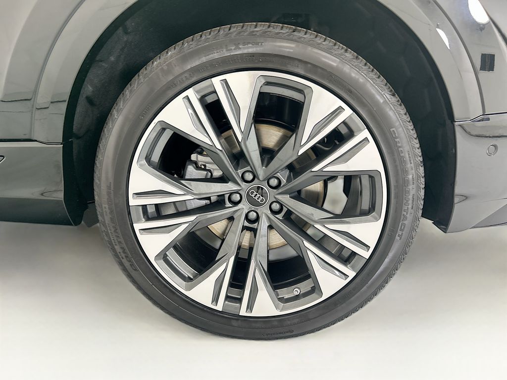 Thumbnail: 2026 Audi Q8 - 30