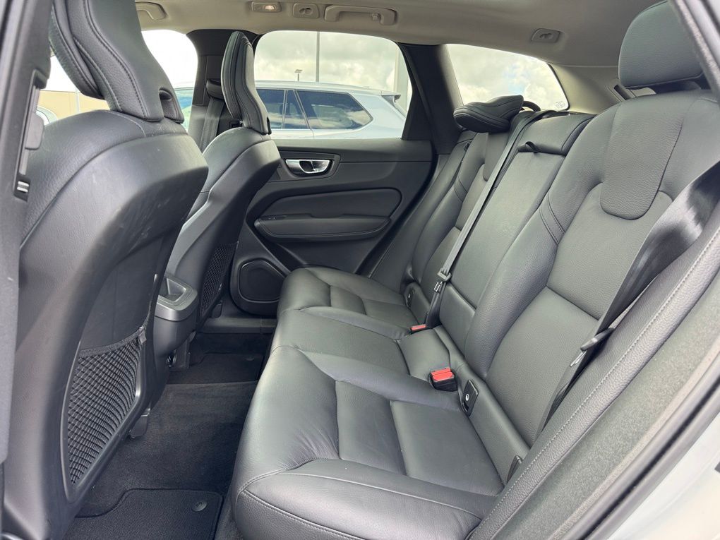 2023 Volvo XC60 B5 Plus photo 14