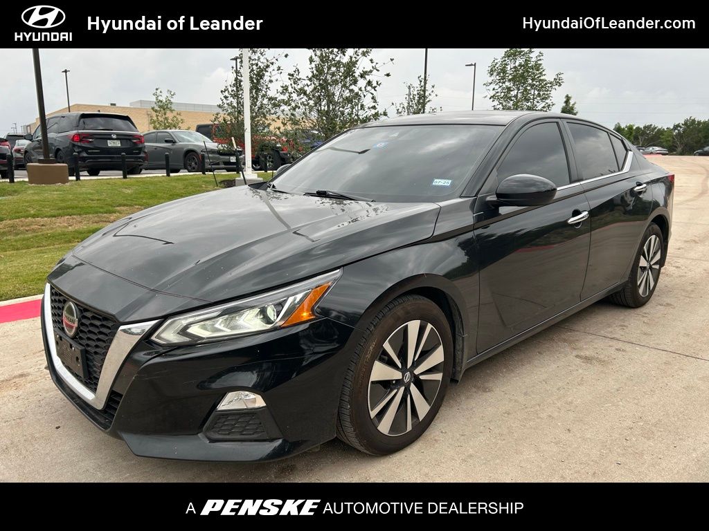 2022 Nissan Altima SV Hero Image