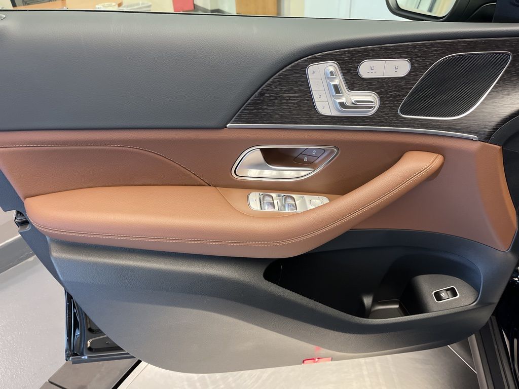 Thumbnail: 2026 Mercedes-Benz GLE - 13