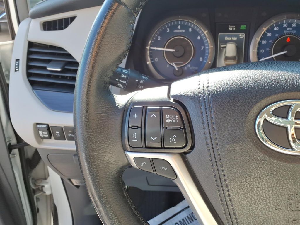 Used 2019 White Toyota XLE Premium image 20