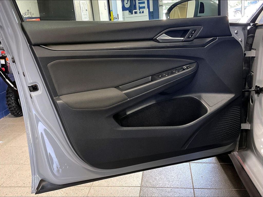 2022 Volkswagen Golf GTI — photo 9