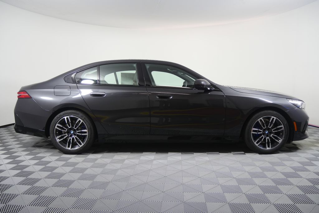 Thumbnail: 2026 BMW 5 Series - 2