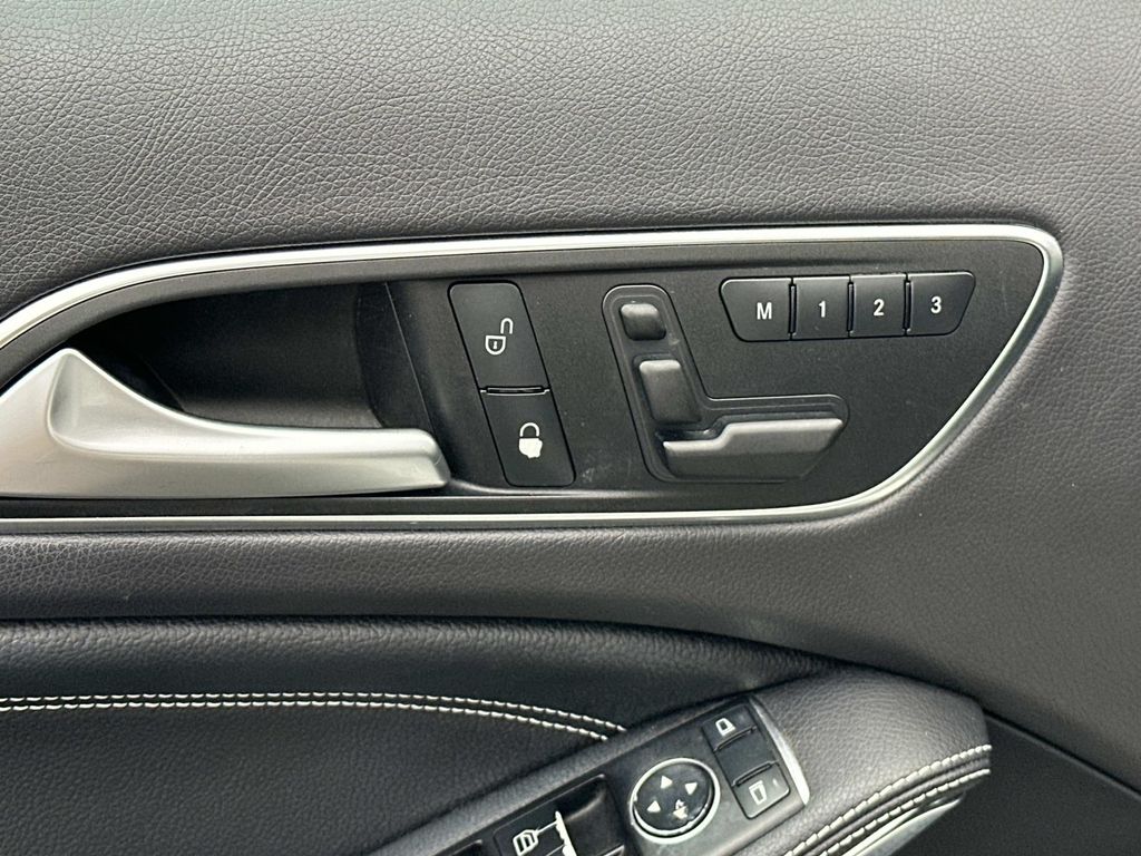 Thumbnail: 2017 Mercedes-Benz GLA - 31