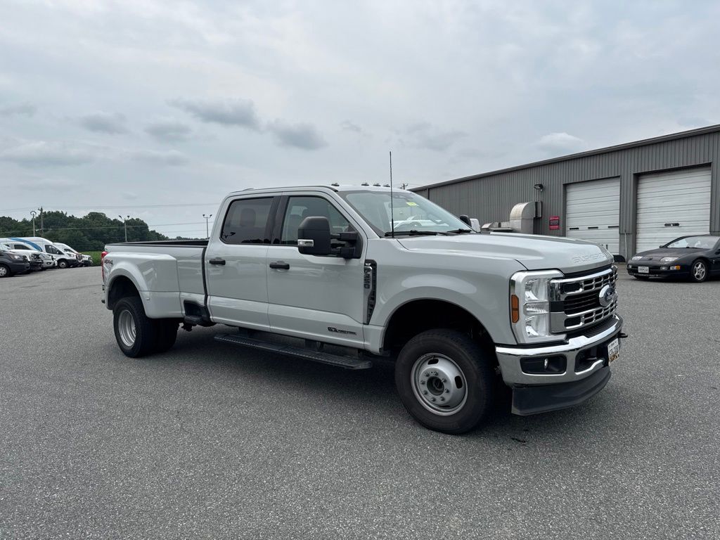 Avalanche 2025 Ford F-350 Super Duty Pickup Truck Four-Wheel Drive Automatic