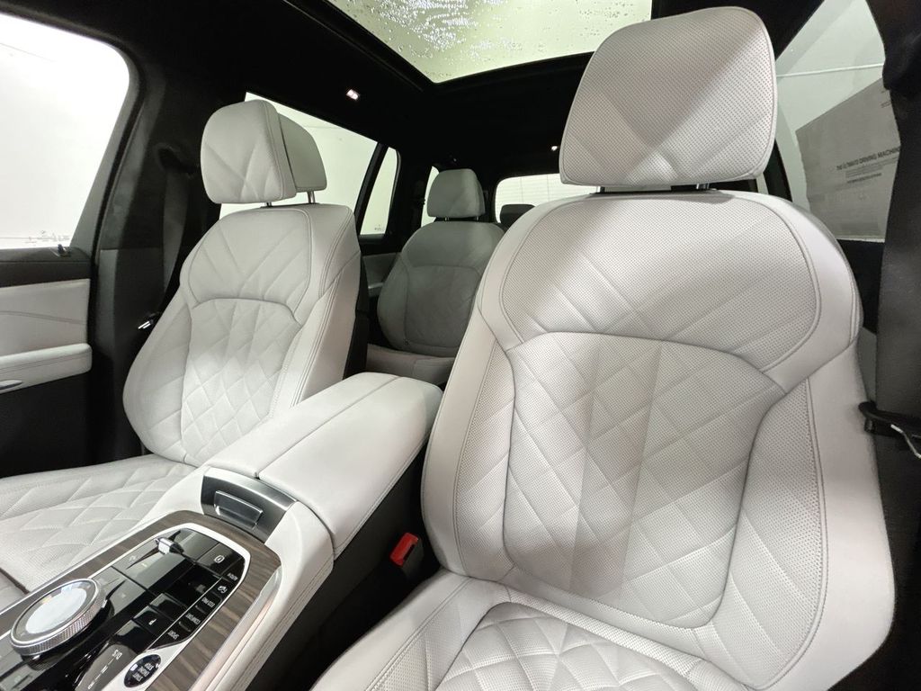 Thumbnail: 2026 BMW X7 - 13