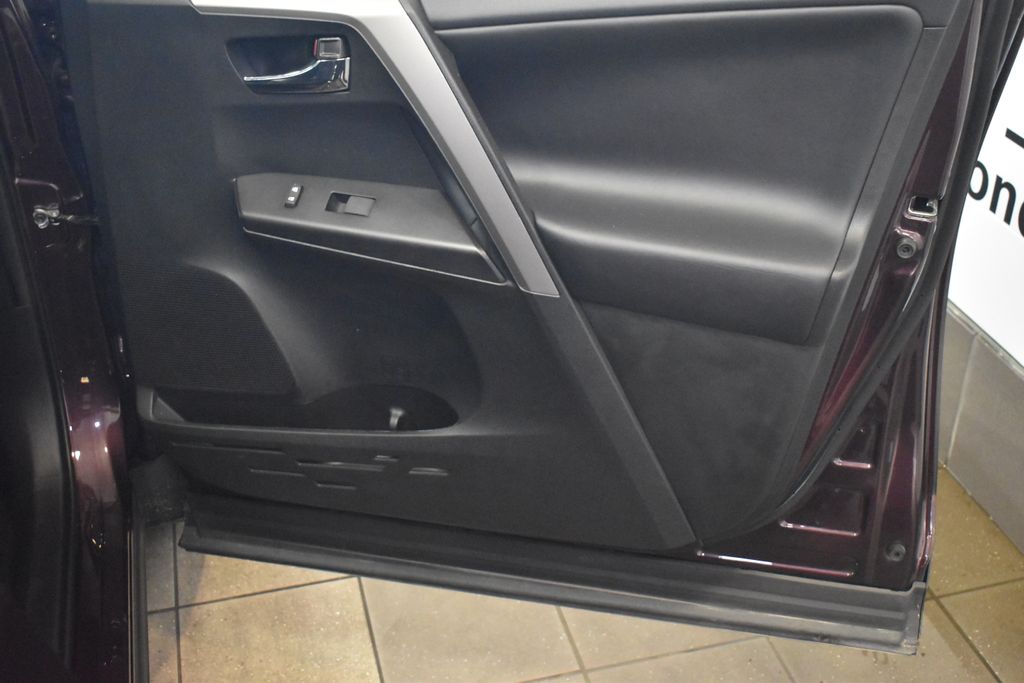 2018 Toyota RAV4 XLE 32