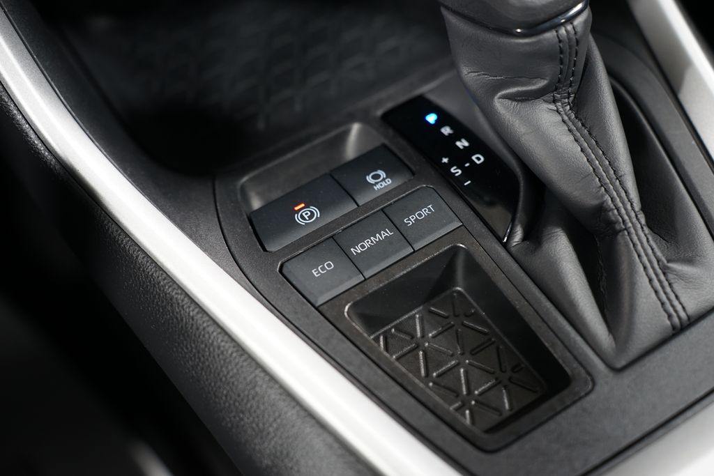 2024 Toyota RAV4 XLE 21