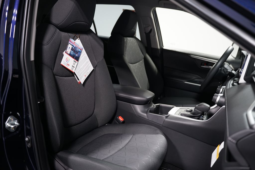 2025 Toyota RAV4 XLE 28