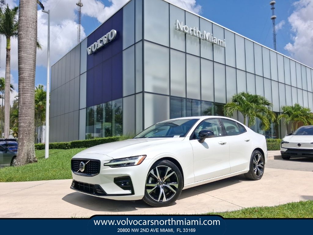 2024 Volvo S60 B5 Core Dark Theme