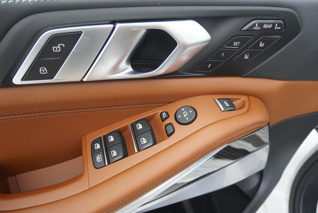 2026 BMW X7 M60i 8