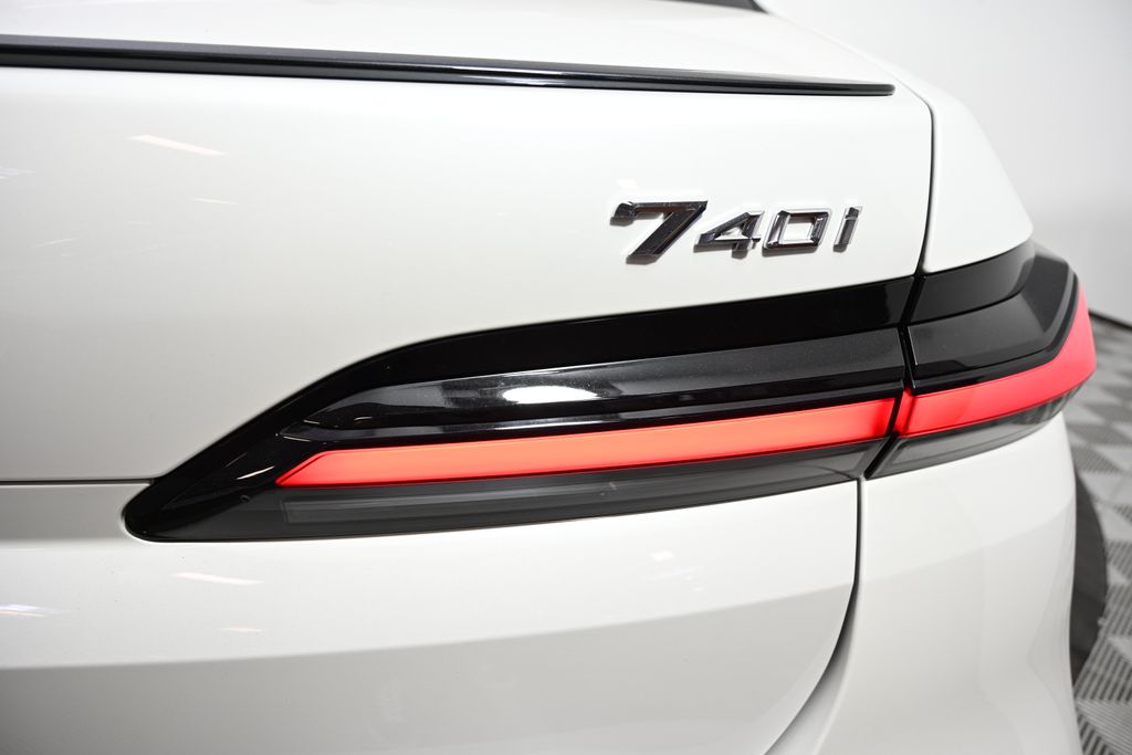 Thumbnail: 2026 BMW 7 Series - 11