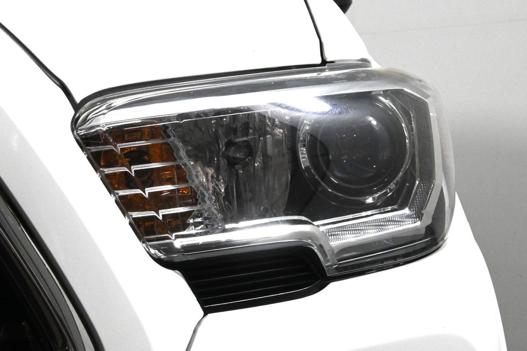 Thumbnail: 2019 Toyota Tacoma - 12