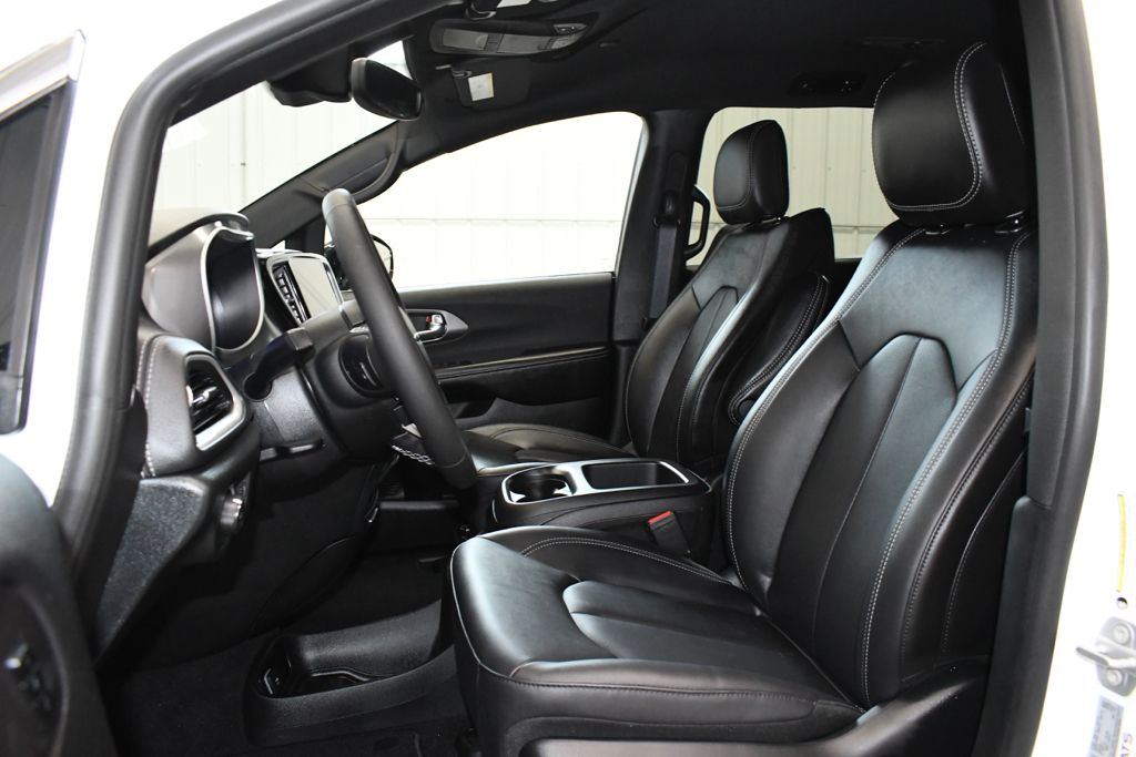 Used 2026 White Chrysler Select image 19