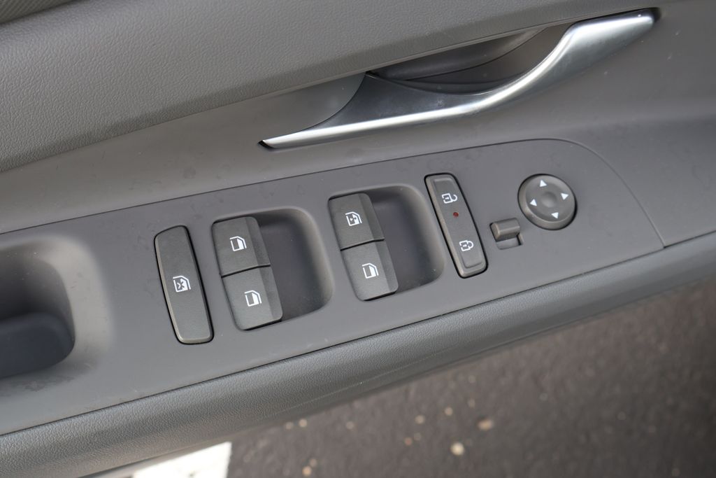 2025 Hyundai Elantra SEL 16