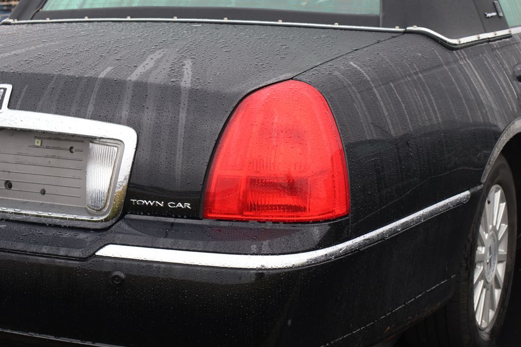 Thumbnail: 2004 Lincoln Town Car - 9