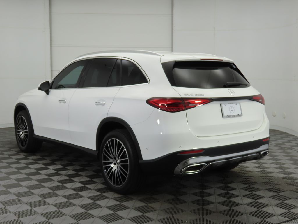 2025 Mercedes-Benz GLC 300 7