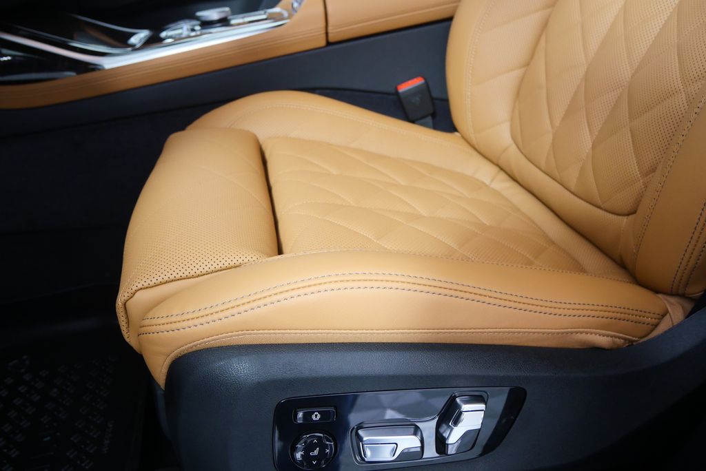 Thumbnail: 2026 BMW X7 - 9