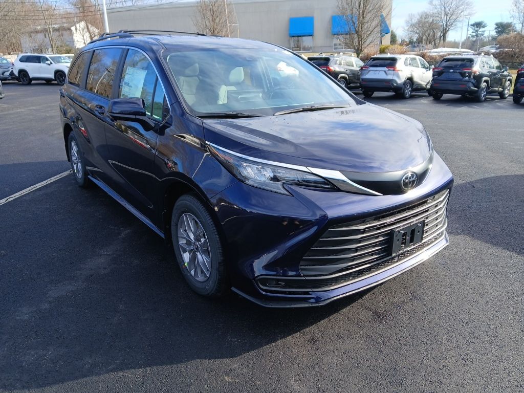 2026 Toyota Sienna LE 8-Passenger AWD