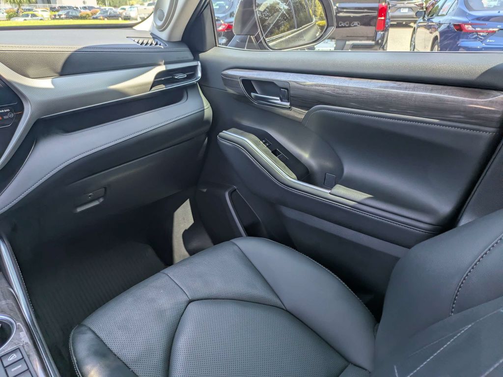 Used 2025 Toyota Highlander SUV