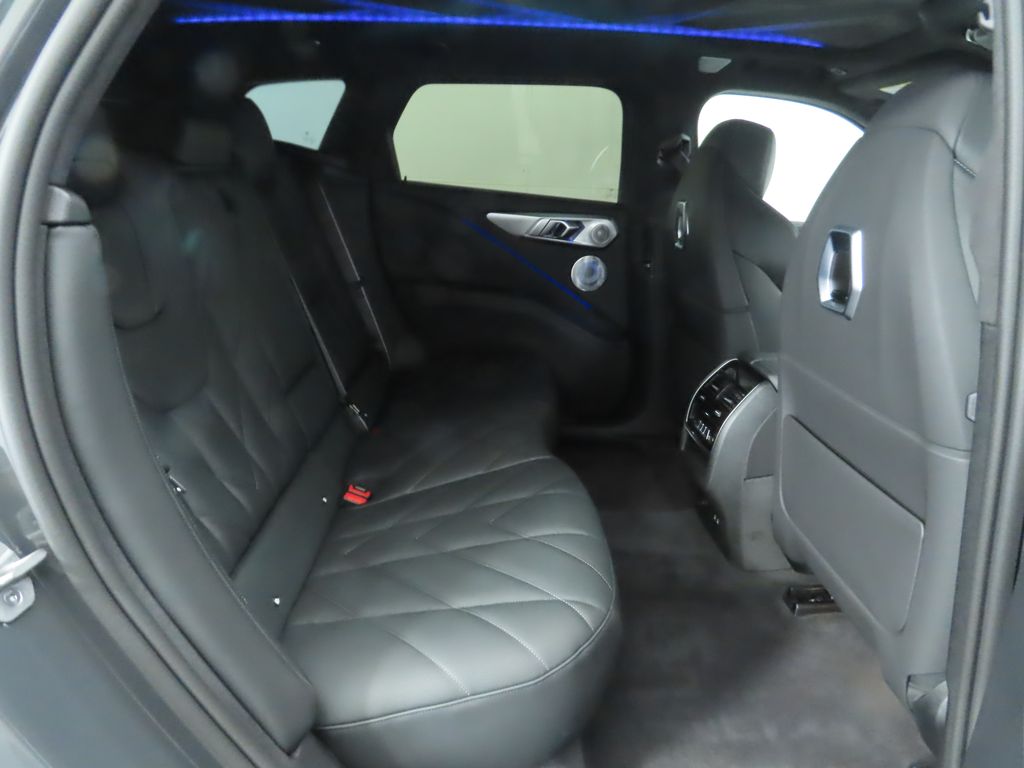 2025 BMW XM  23