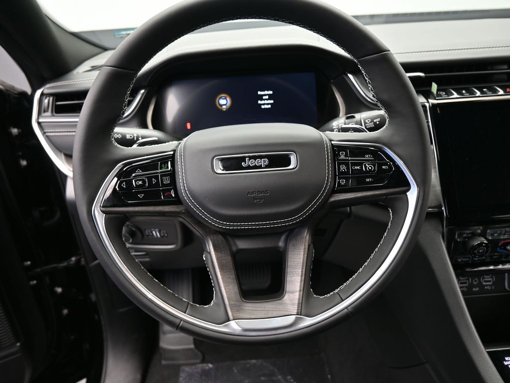 New 2025 Diamond Black Crystal Pearlcoat Jeep Overland image 15