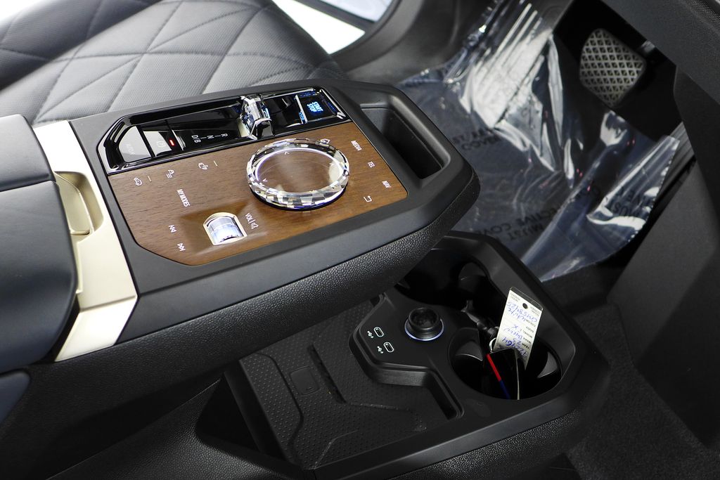 Thumbnail: 2023 BMW iX - 14