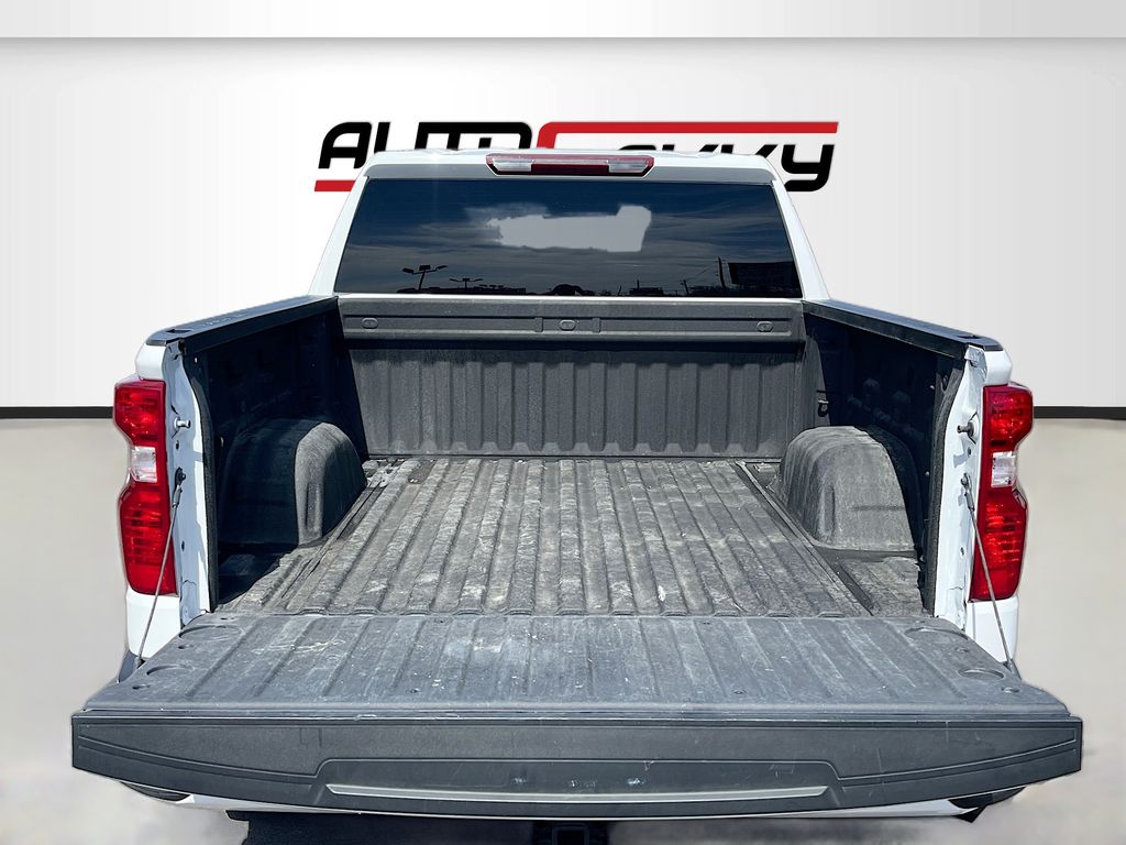 Used 2025 White Chevrolet Custom image 24