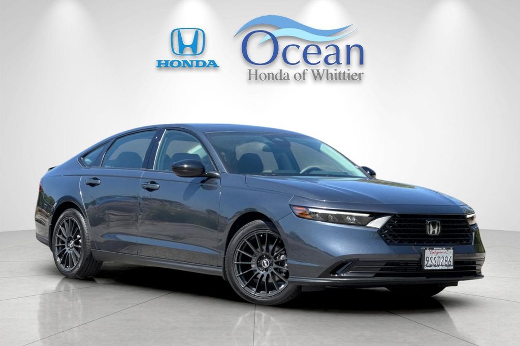 Used 2025 Meteorite Gray Metallic Honda SE image 2
