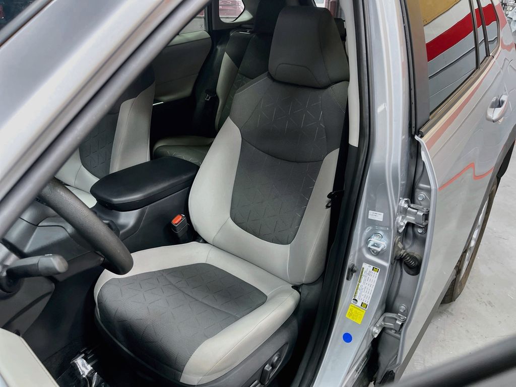 Used 2025 Silver Sky Metallic Toyota XLE image 19